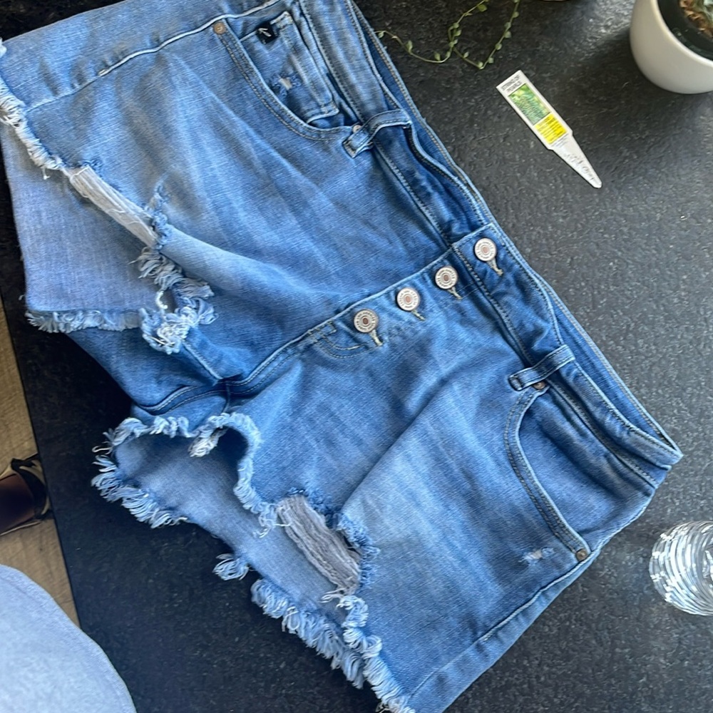 Kan can jean shorts. Frayed hem